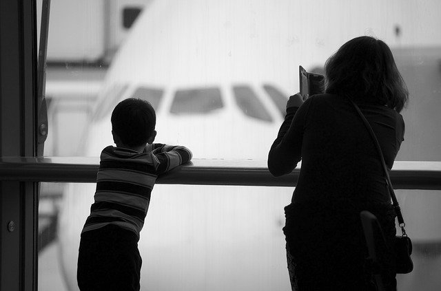 Rodina sledující odlétající letadla